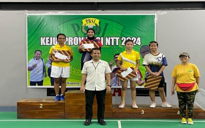 Dua Peserta Didik MTsN Kota Kupang Raih Juara 1 Turnamen Badminton