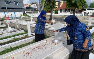 Peringati HAB Kemenag, Kepala MTsN Kota Kupang dan KTU Lakukan Ziarah di TMP Dharmaloka