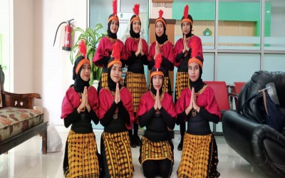 Sambut KaKanwil NTT, Siswi MTs Negeri Kota Kupang Persembahkan Tarian Selamat Datang